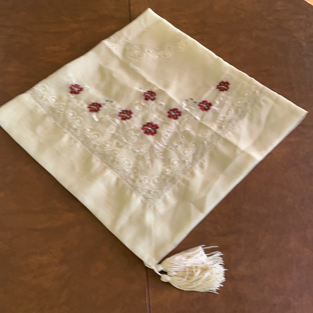 VTG Embroidered tablecloth 34” square, cream NWOT